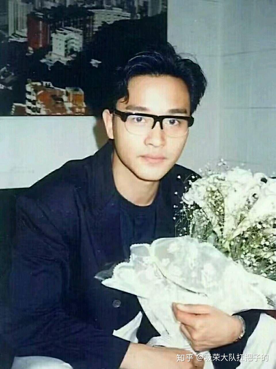 你有没有张国荣抱着一束鲜花的照片