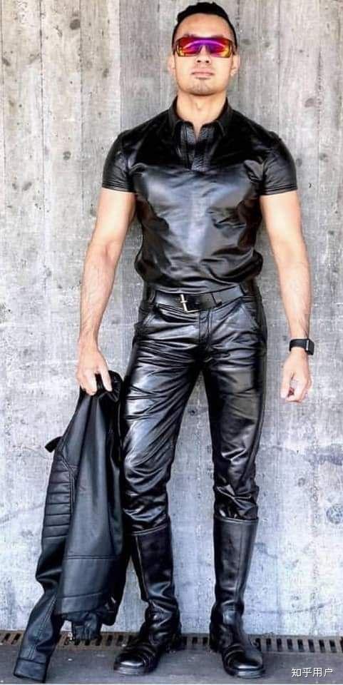 有男生特别喜欢穿靴子皮衣皮裤的吗?