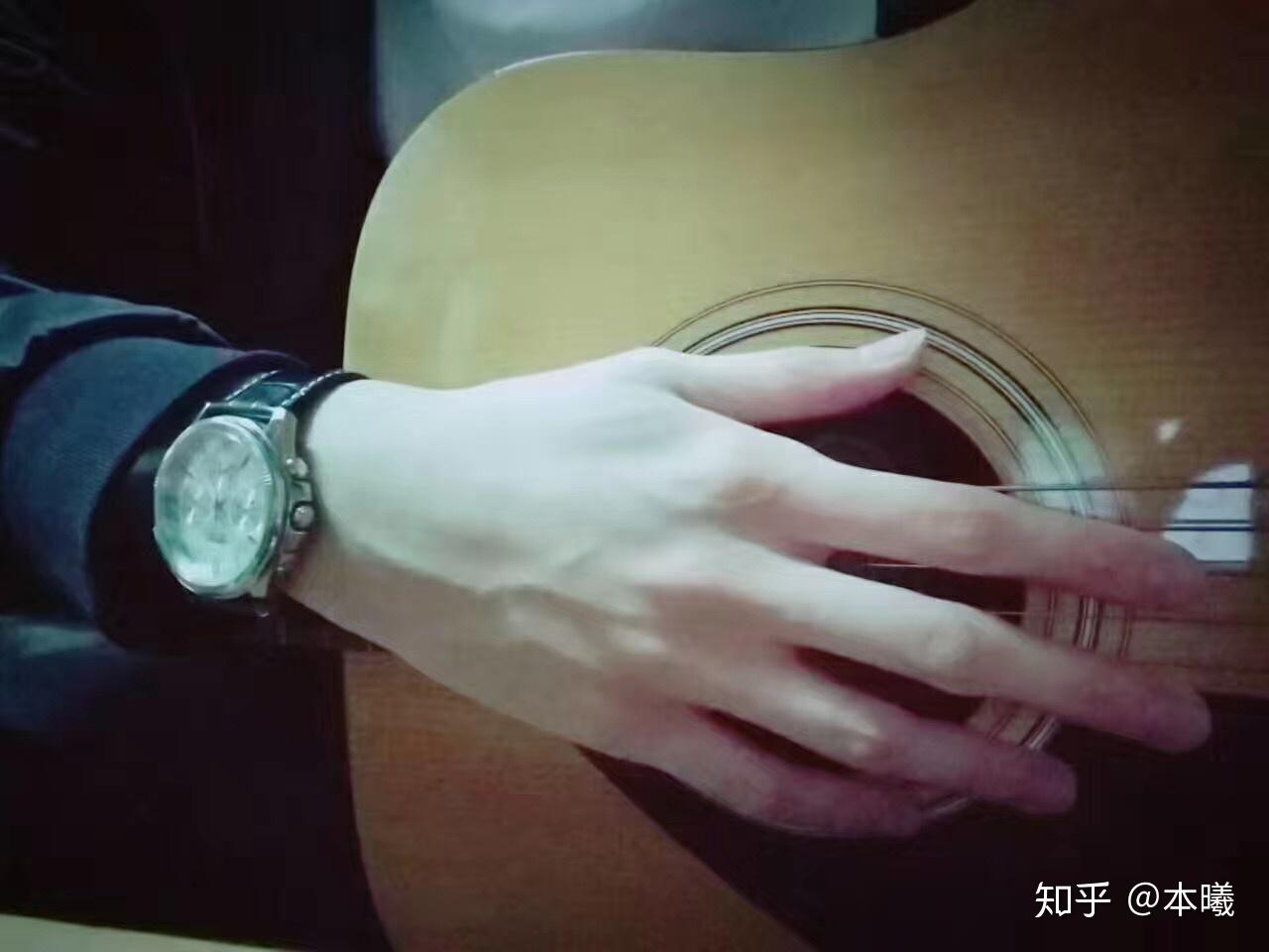 我想看看弹吉他的手 是不是都很秀气那种?