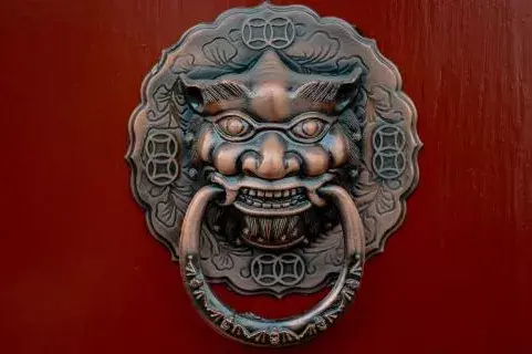 ▽饕餮衔环,李子柒将其置于大门上,用以驱邪,一下子就给这扇平平无奇