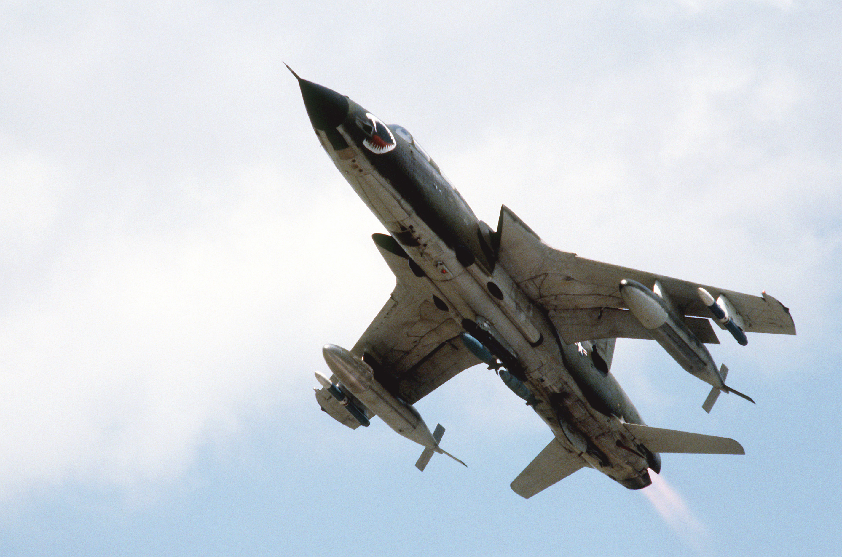 翼根进气的飞机有哪些? - 知乎