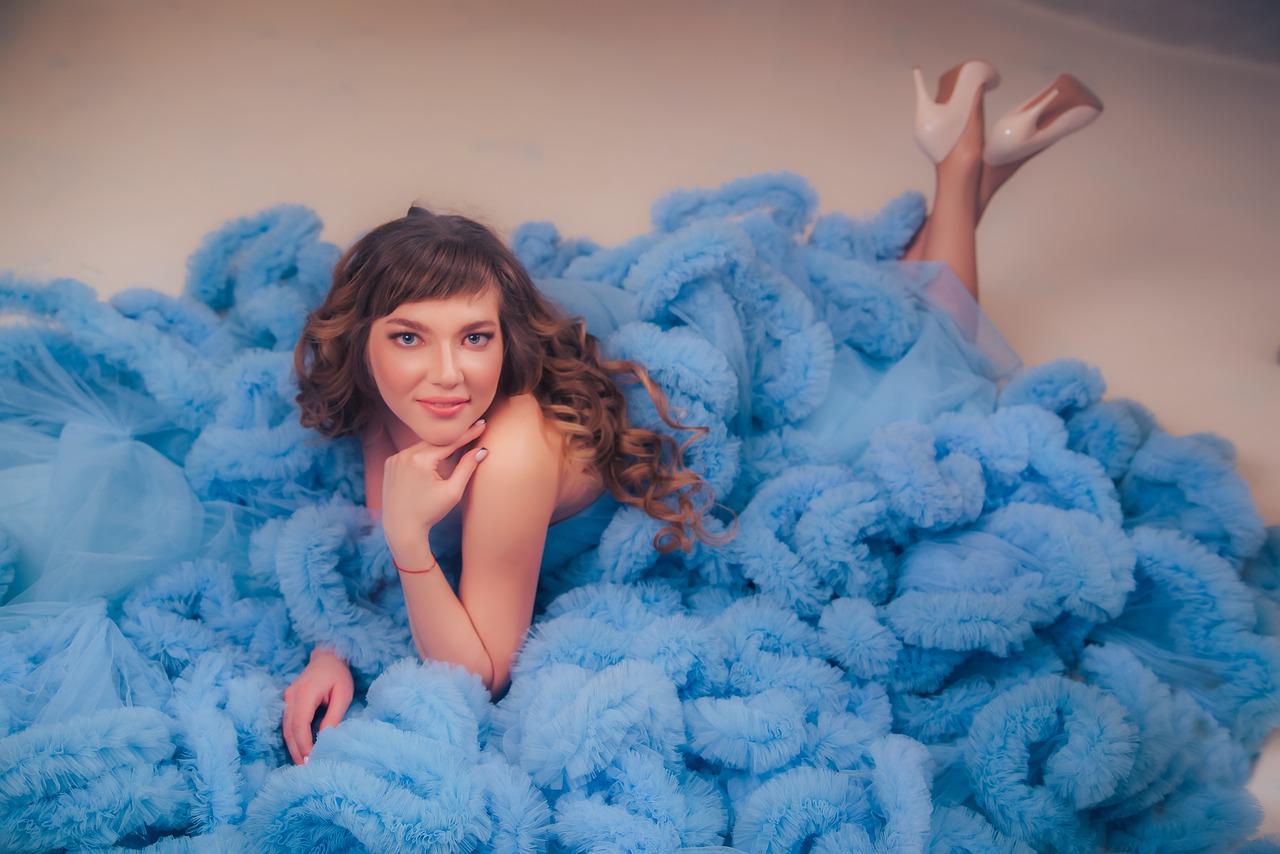 如何用卷发梳吹卷发