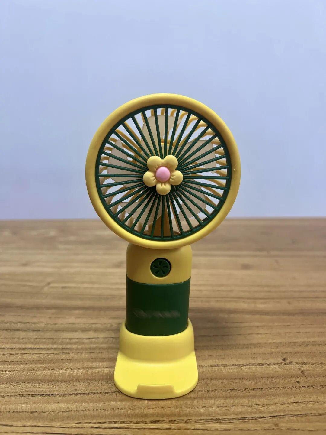 逛车展送的可充电手持小风扇,拆开后发现用的一次性电池,这么离谱的吗?