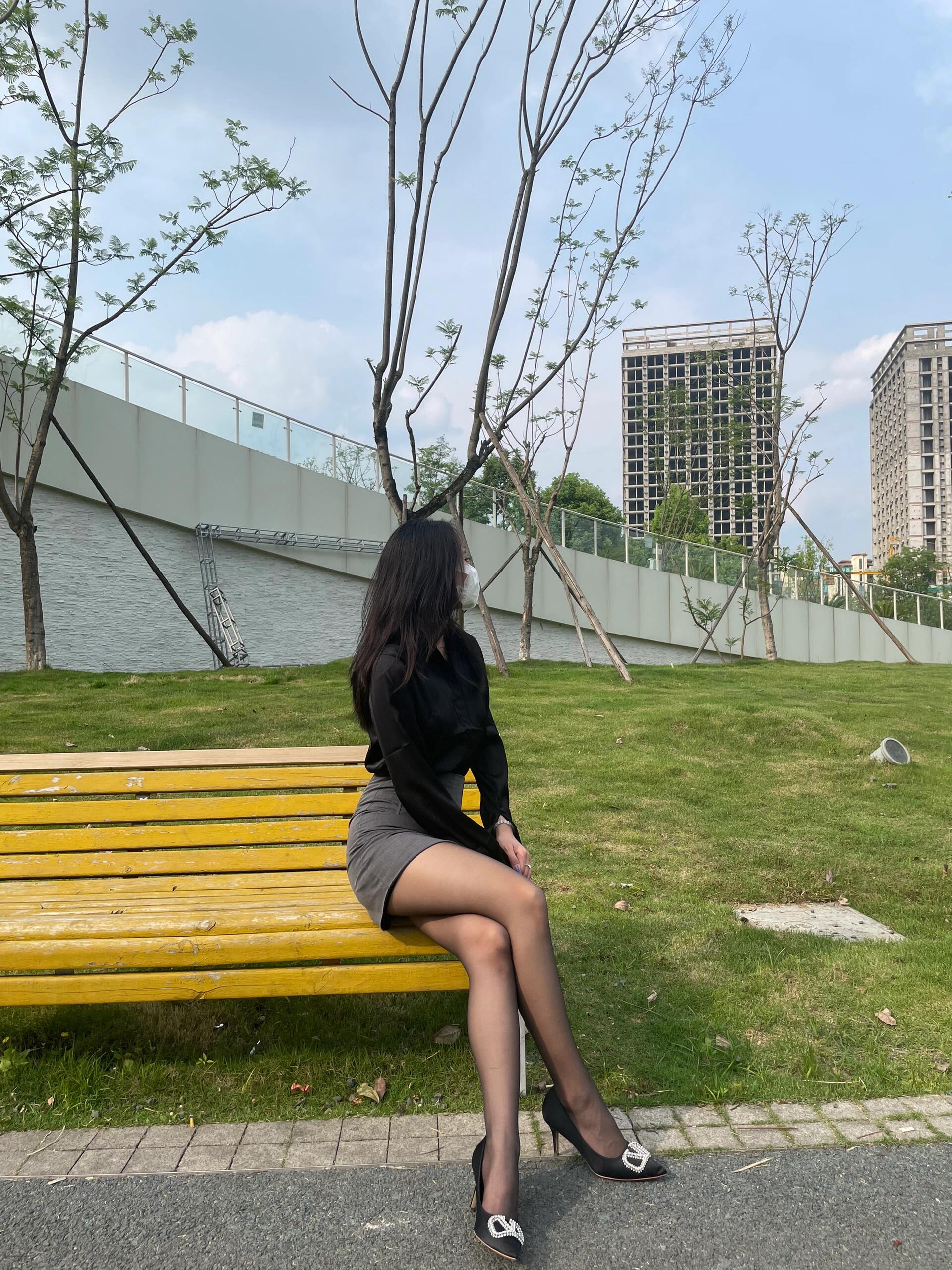 想问一下姐妹们,穿这种裙子怎么坐下,你们是怎么坐