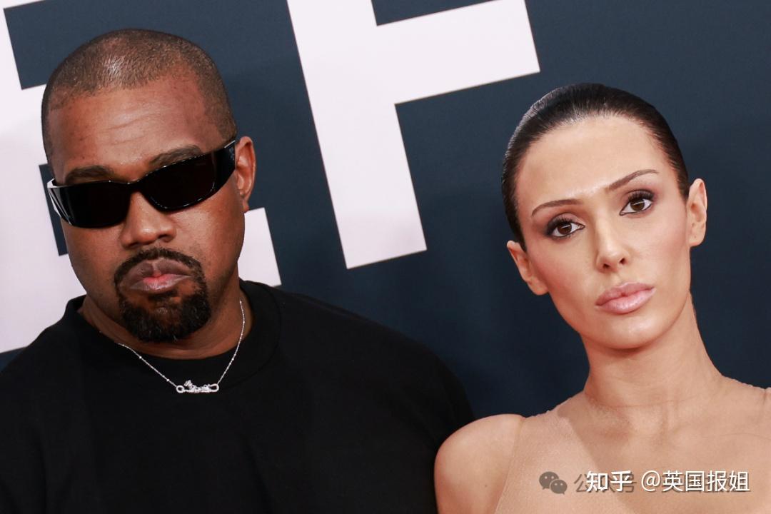 侃爷老婆穿全透明超短裙走红毯被保安赶走?网友怒骂:癫公癫婆突破下限太太太辣眼! - 知乎