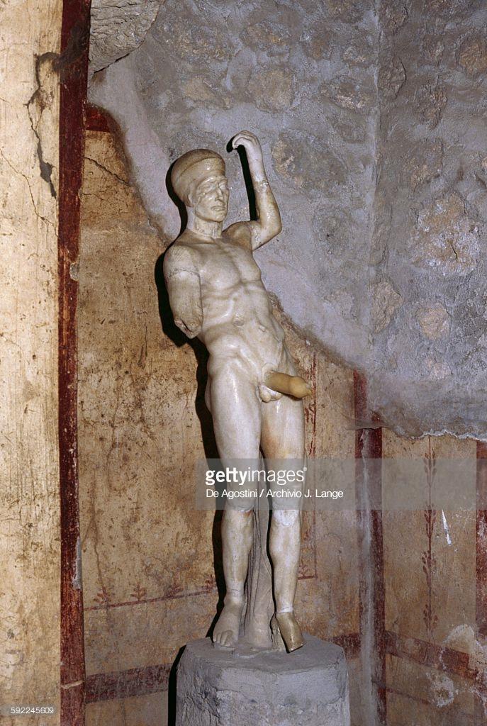 欧洲传统雕塑艺术中的男性形象为什么都生殖器短小且包皮过长?