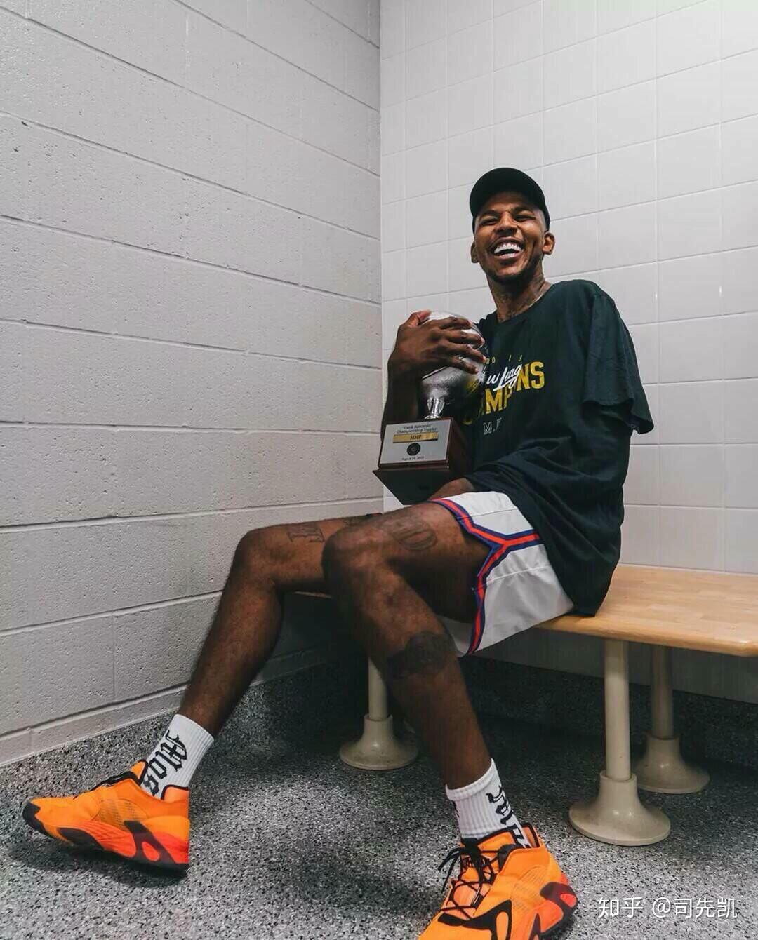 求尼克杨抱着奖杯,把手藏起来的图? - 知乎