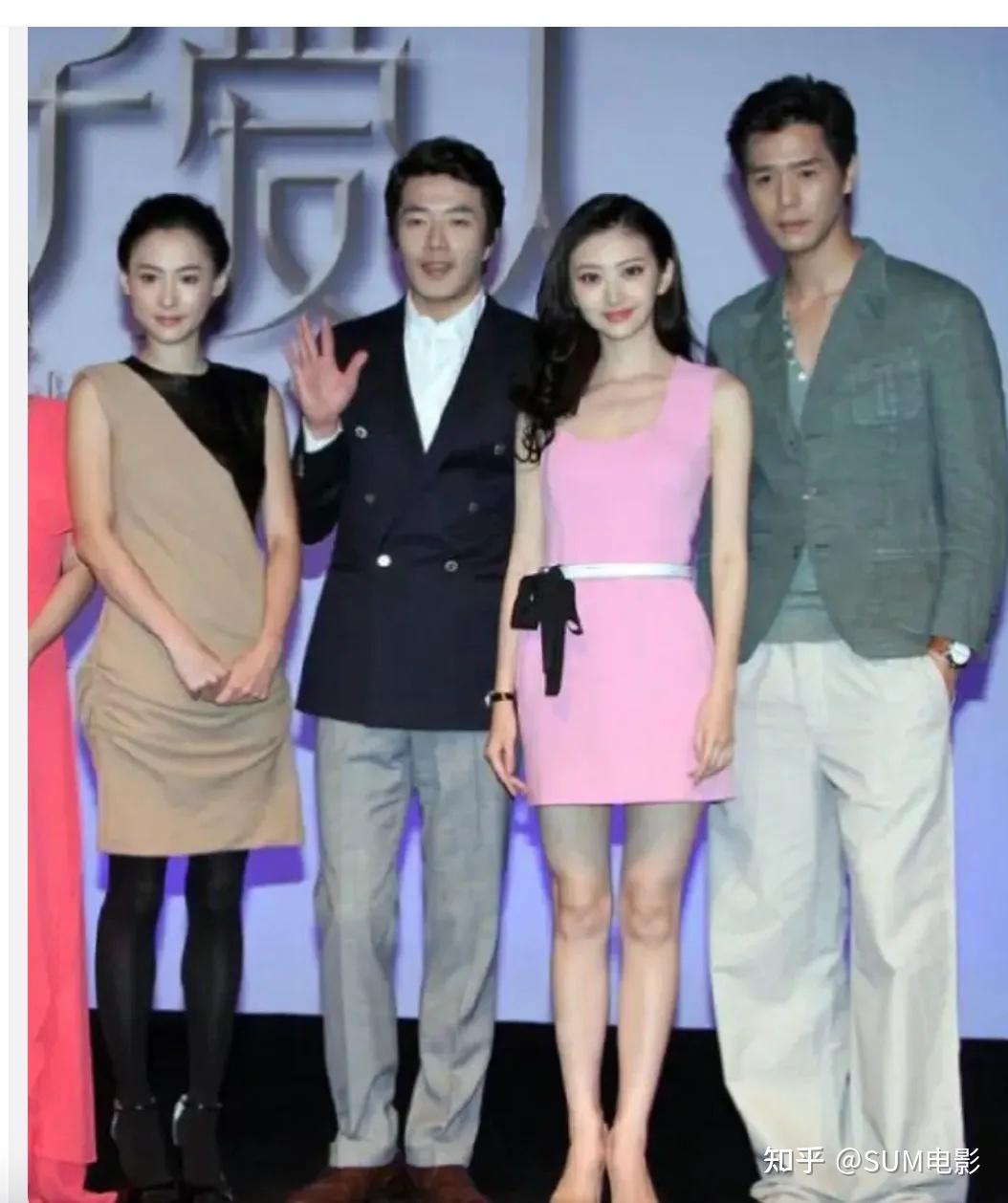 第一部电视剧,就是合作刘烨,出演了民国剧《一个女人的史诗》.景甜