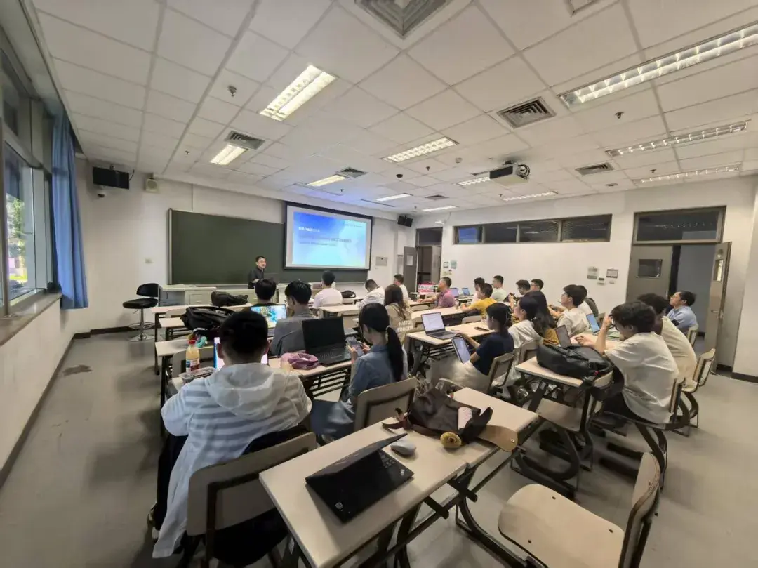 MoonBit 再次走进清华：张宏波受邀参加「思源计划」与「程序设计训练课」 - 知乎