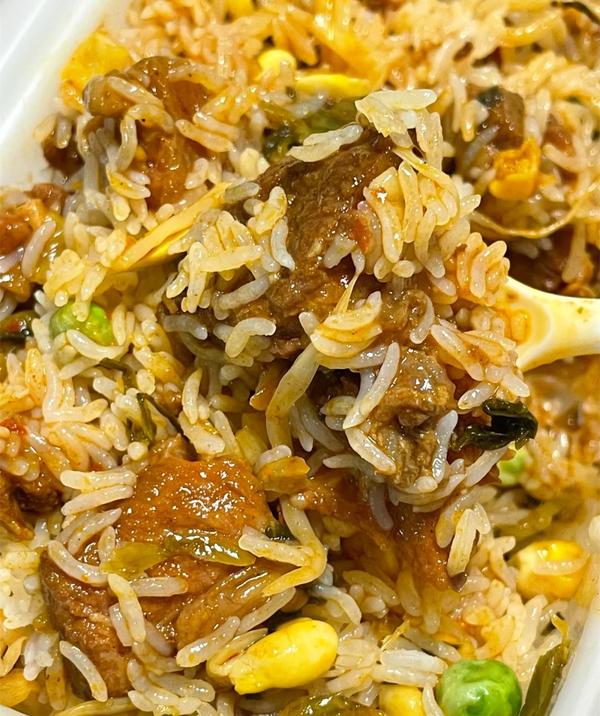 多的都要溢出来,肉多的让你吃个够大块大块的牛肉混着酱汁,配菜有豆芽