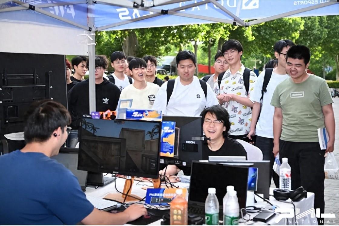爱攻AGON携手完美世界电竞开黑大行动燃动郑州高校