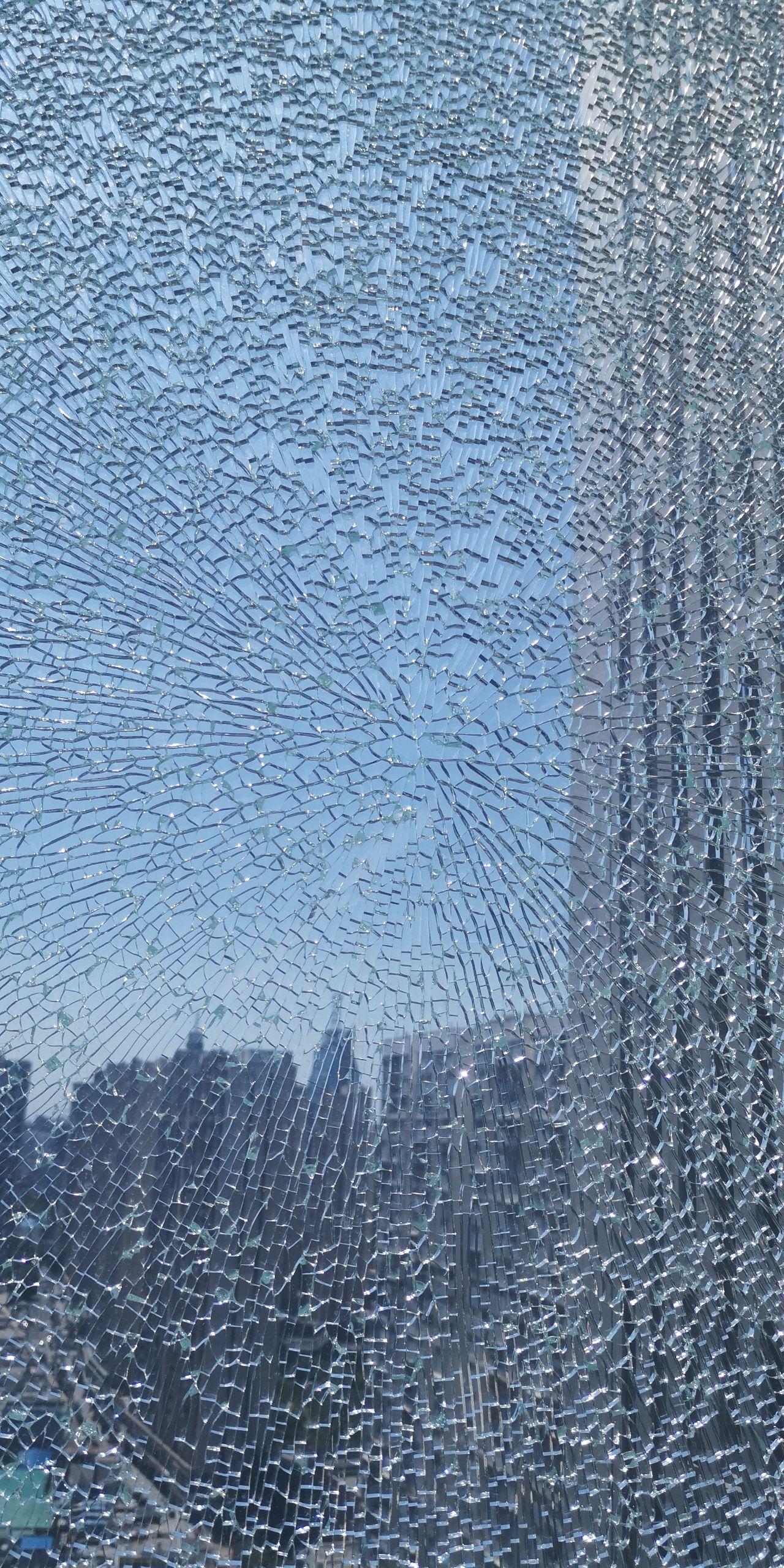 怎么判断这块钢化玻璃是自爆还是人为的