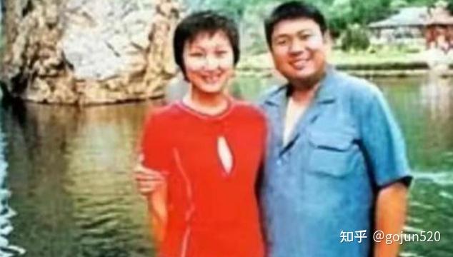 2010年毛新宇一家四口罕见合影儿女同框妻子刘滨气质超绝 - 知乎