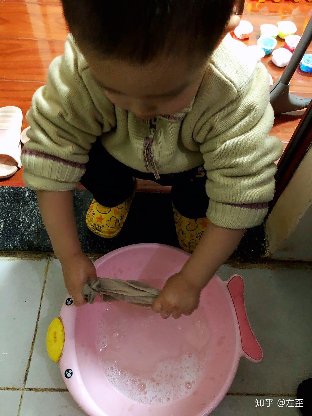 可爱的小女孩在厨房切胡萝卜。帮助孩子做家务的概念照片摄影图片_ID:337566576-Veer图库