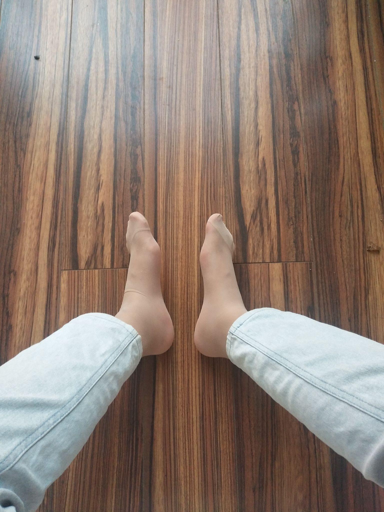 如果习惯穿很薄的短丝袜配运动鞋容易发生鞋子不跟脚吗?