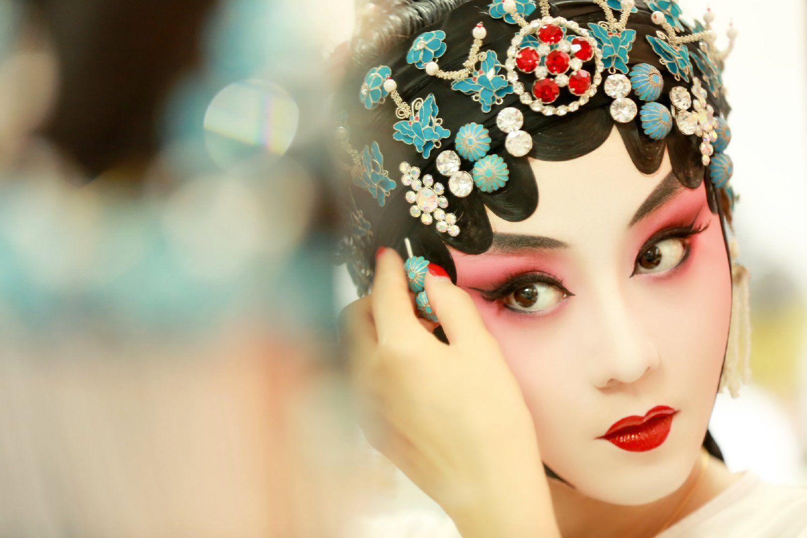 可以分享一些京剧画妆的图吗