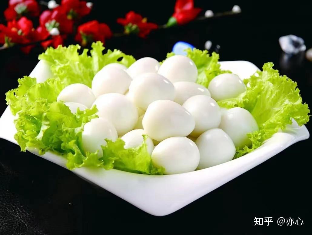 最后点缀上几颗清亮白嫩的鹌鹑蛋,便是对一顿麻辣烫完美的诠释了.