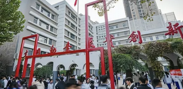 济南回应教师管教困境，学校需承担「第一责任人」角色，不能简单「牺牲教师换和谐」，如何看待此回应？