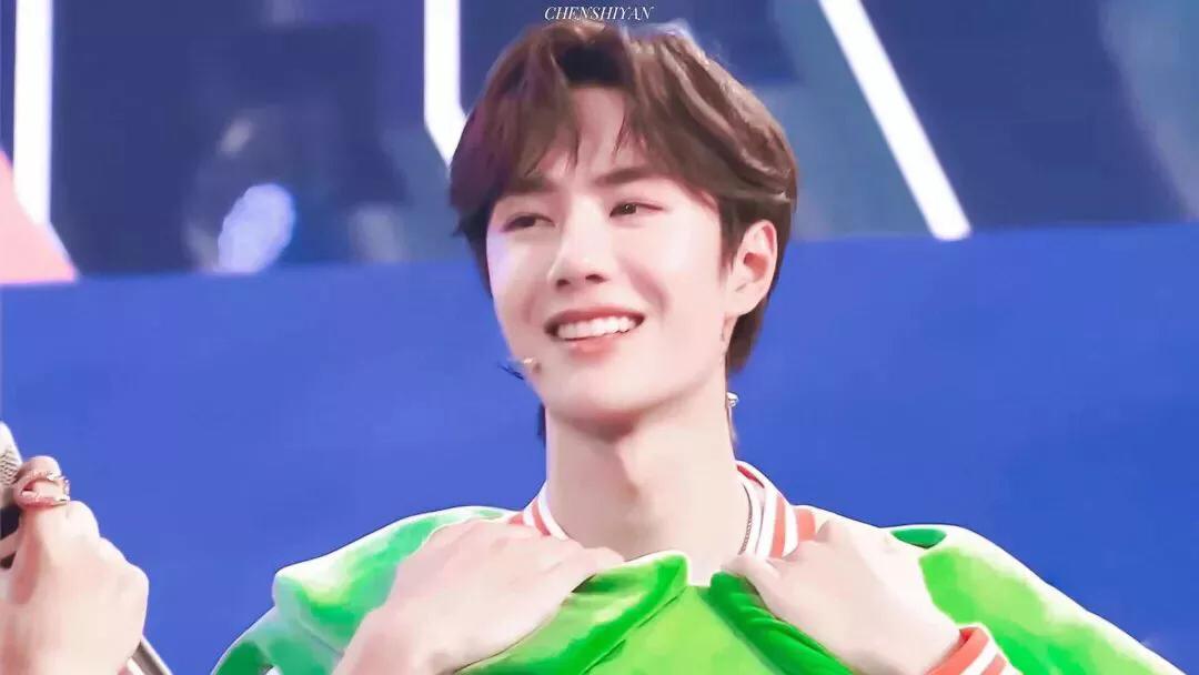 可不可以分享几张王一博笑起来很甜的图片