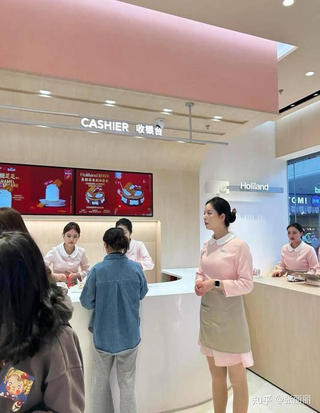好利来女店员短裙丝袜太吸睛！弯腰就走光，这制服谁设计的？ 知乎 