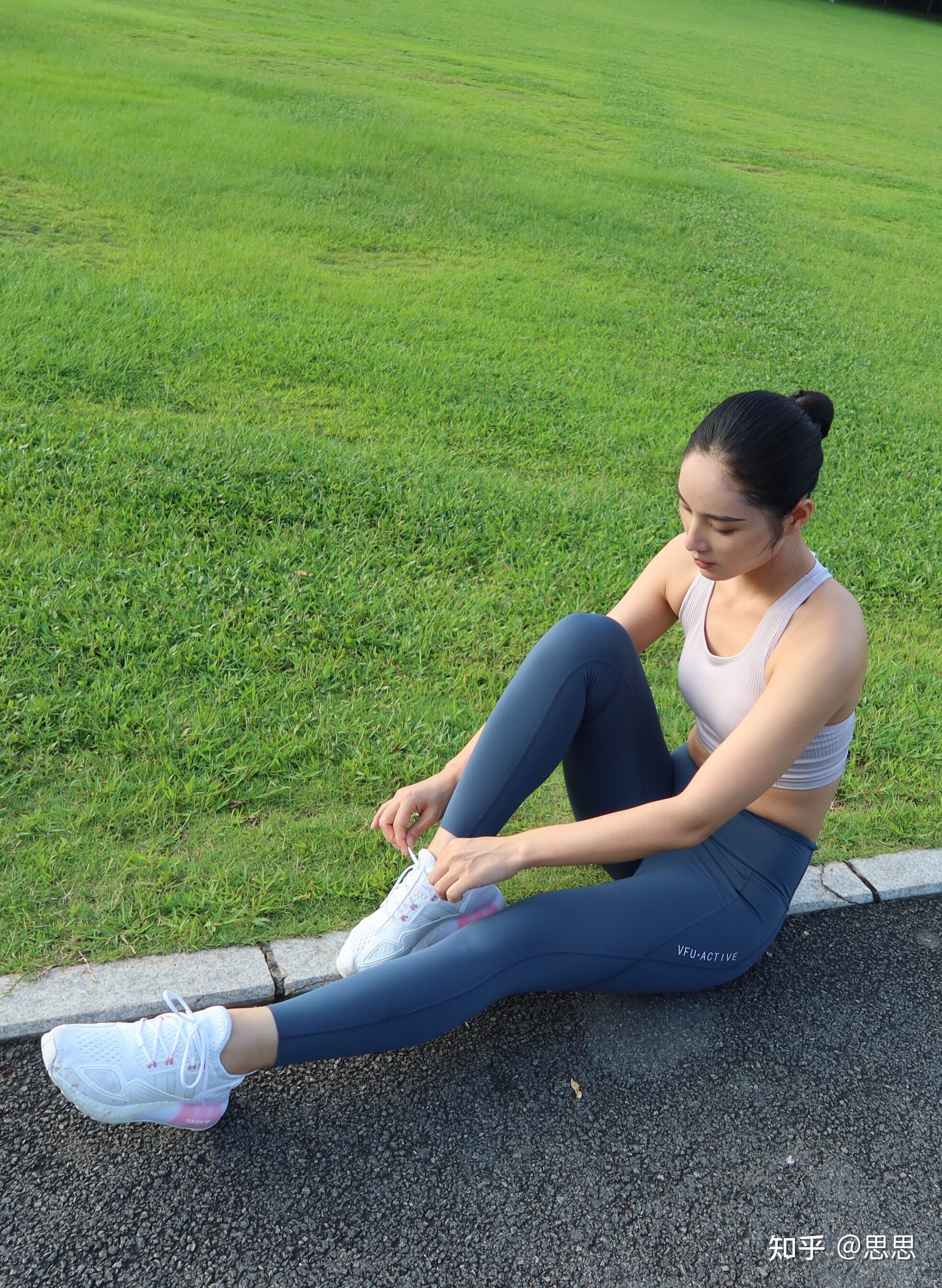 求推荐跑步穿的女生运动套装(平时绕学校操场跑几圈)谢谢?