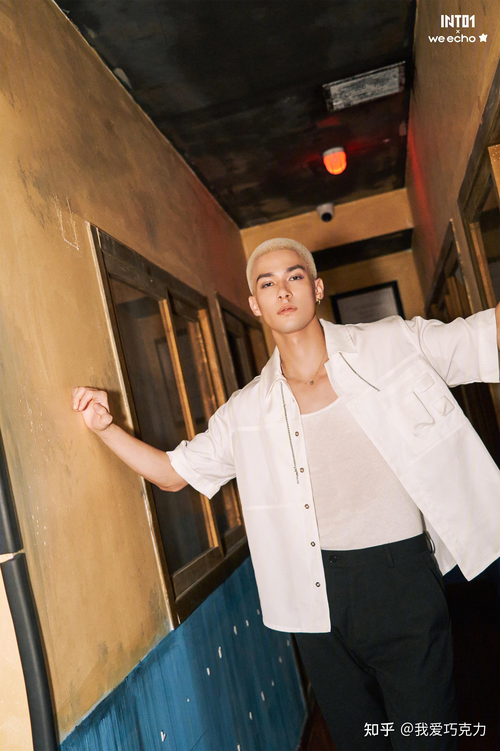 为什么 into1 的米卡总喜欢穿「老头背心」?