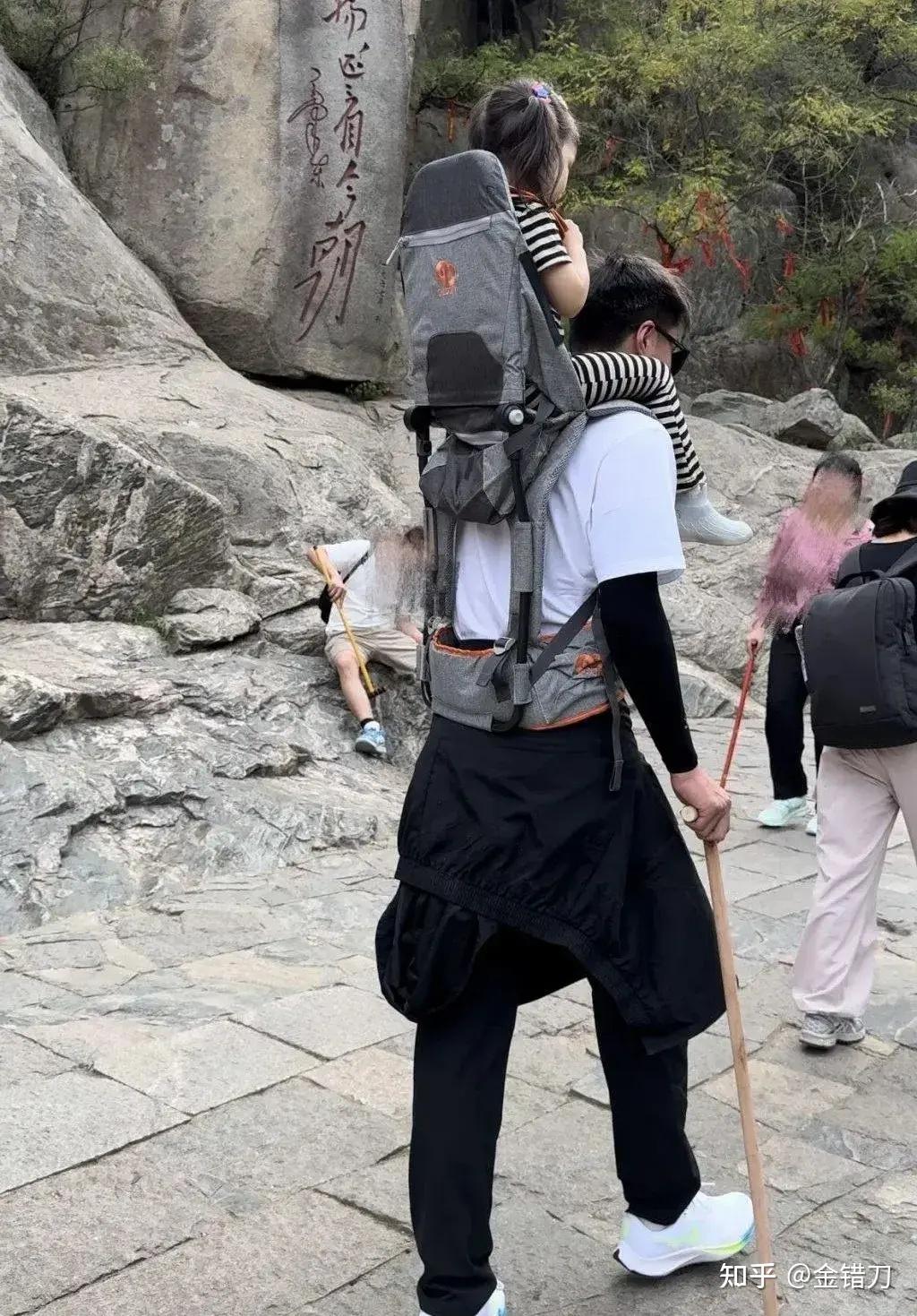 背人爬山，一夜爆火！国庆奇葩“导游”，迷倒万千宝妈 - 知乎