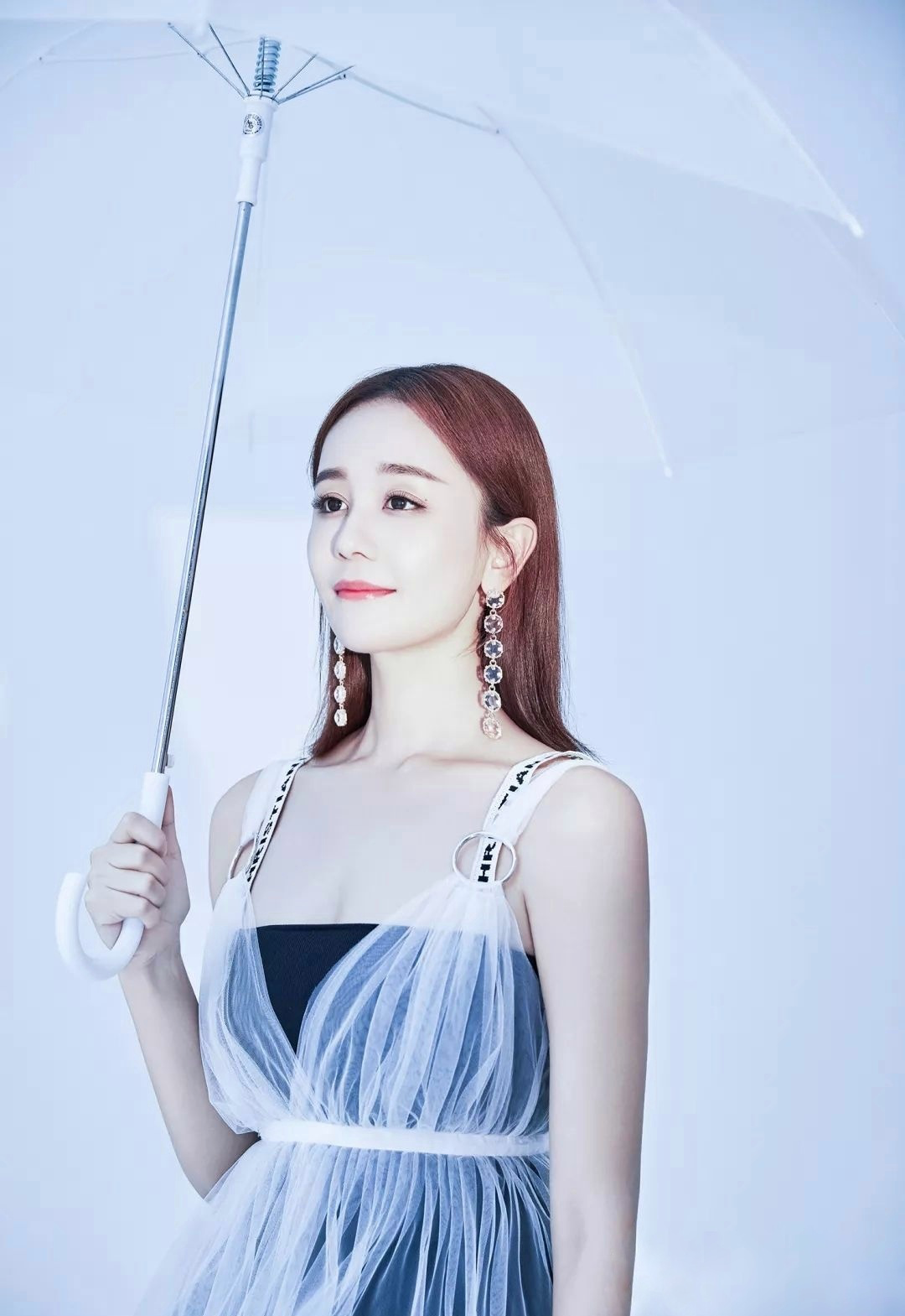 如何评价在乘风破浪的姐姐里海陆的颜值