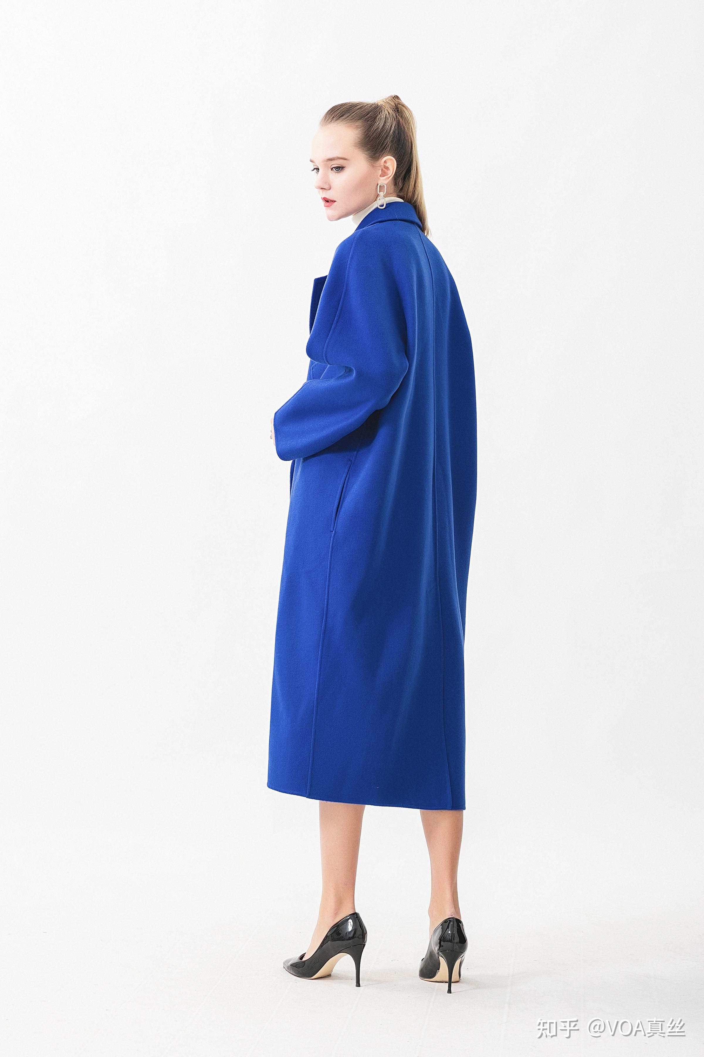 克莱因蓝的大衣怎么穿