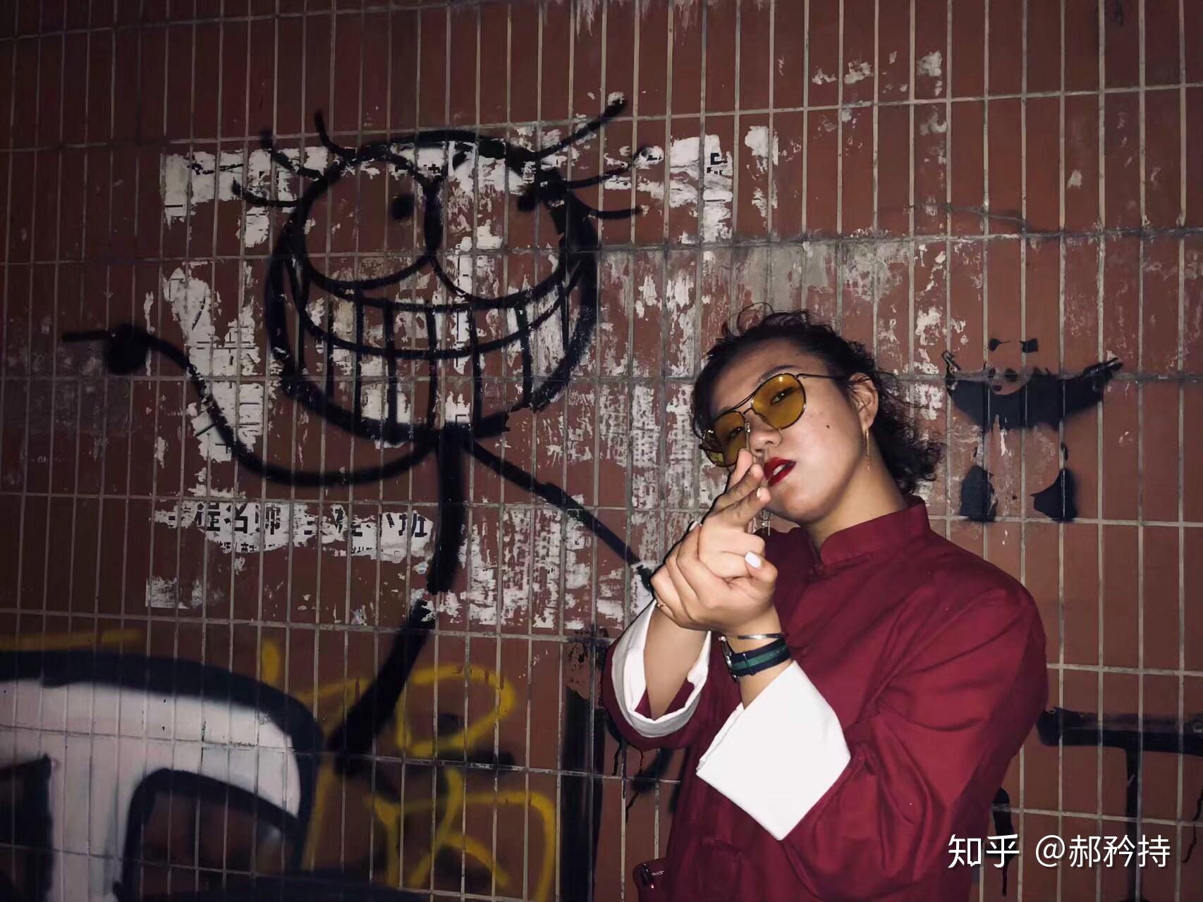 街拍如何摆出好看的pose嘻哈风