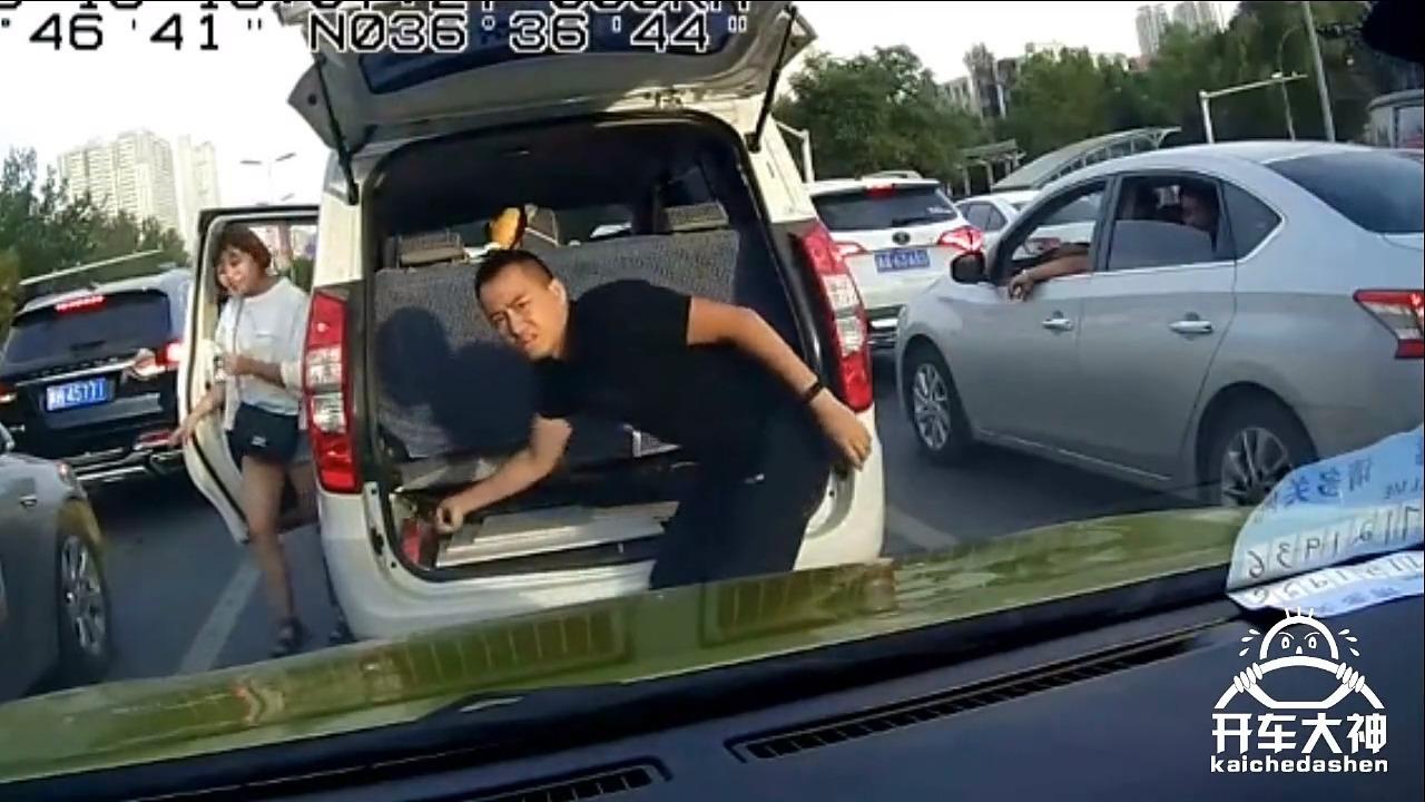 开车大神搞笑:开车生死看淡,加塞不服就干!