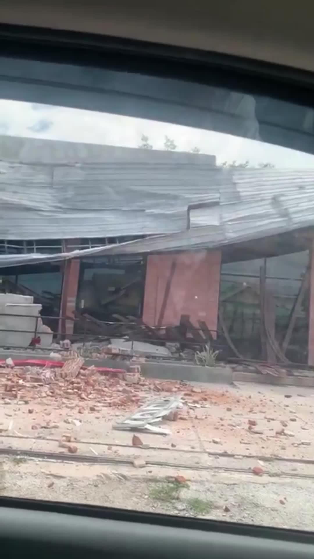 印尼苏拉威西岛发生 6.7 级地震，震源深度 20 千米，目前情况如何？哪些地方有震感？ - 知乎