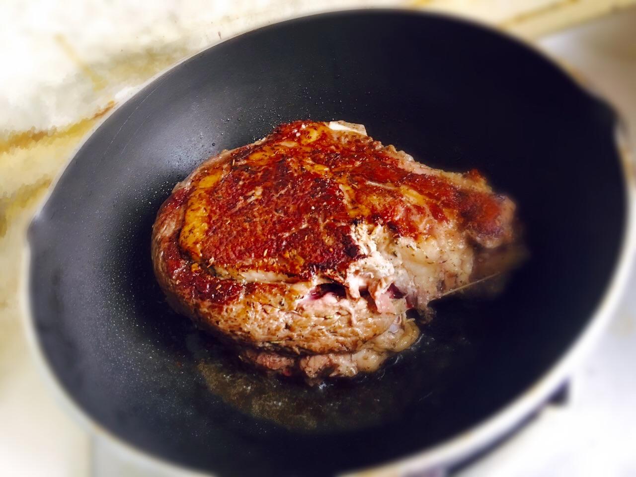 平底锅能用来煎牛排吗