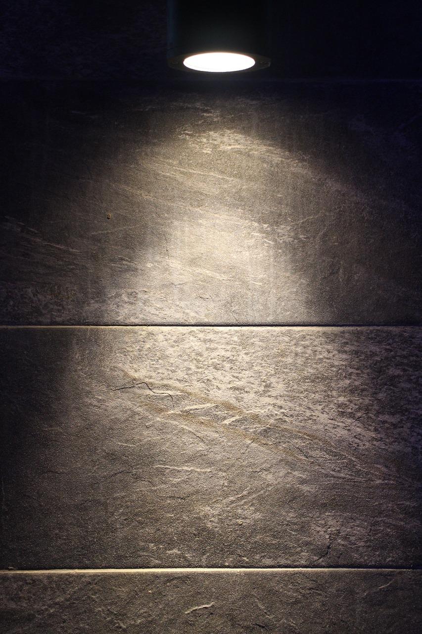 2. 灯泡瓦数与亮度