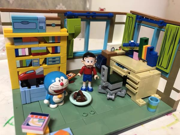 高度还原了动画中大雄房间,书桌抽屉里还有时光机模型房间内细节丰富