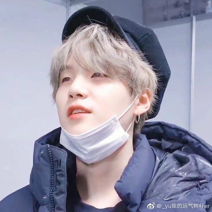 请问有阿米能留下闵玧其戴毛绒帽子的可爱照片嘛适合当头像的那种有没