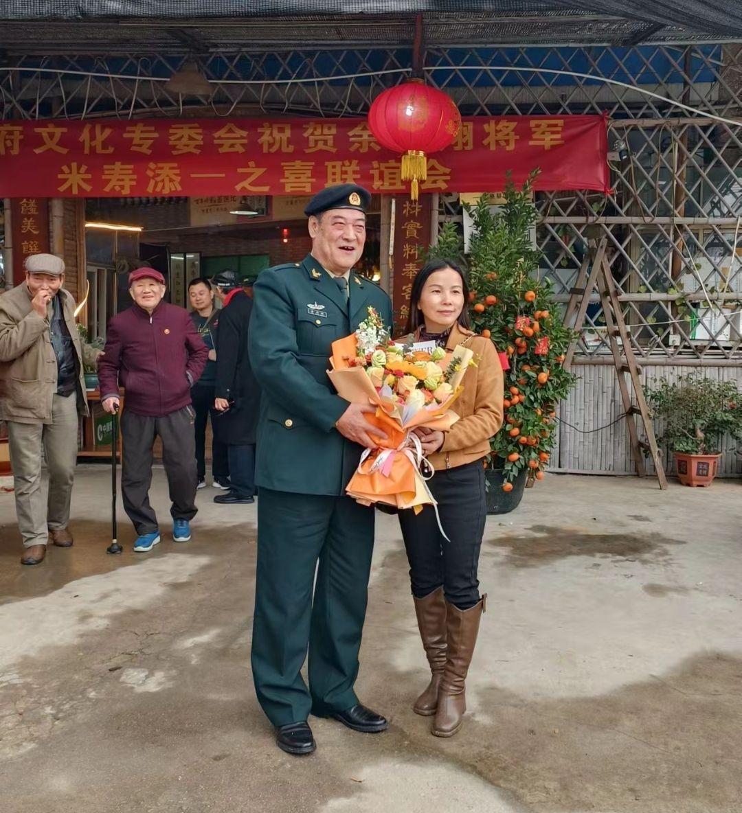 如何看待余鹏翔将军鼓励大家像战士一样勇敢的穿汉服,弘扬民族文化?