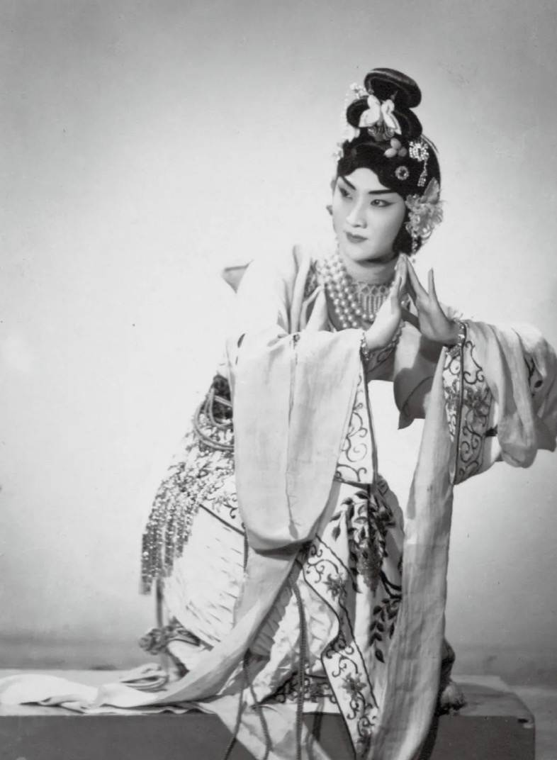 照片中人是与同时期的著名京剧演员言慧珠 在《天女散花》中的剧照 但