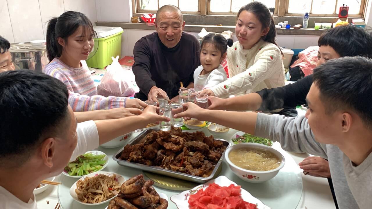 一家人团聚幸福时刻