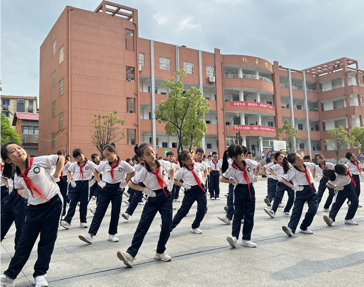 莲塘一小:举行"双减在行动,体操展风采"评比活动