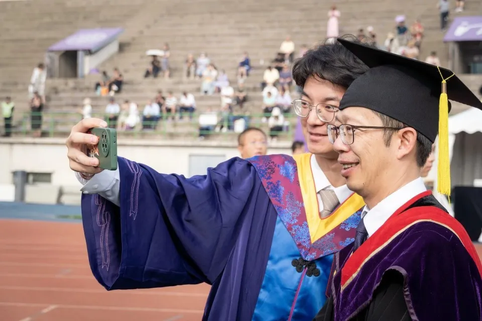 大厂 HR 直接进入高校实验室劝说博士生放弃学位，并开出百万年薪，如何看待这种抢人模式？放弃学位是否值得？