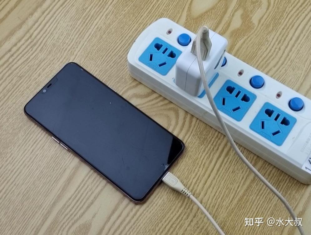 还敢长期不拔充电器?第一种后果根本无法承受,看完提醒家人 - 知乎