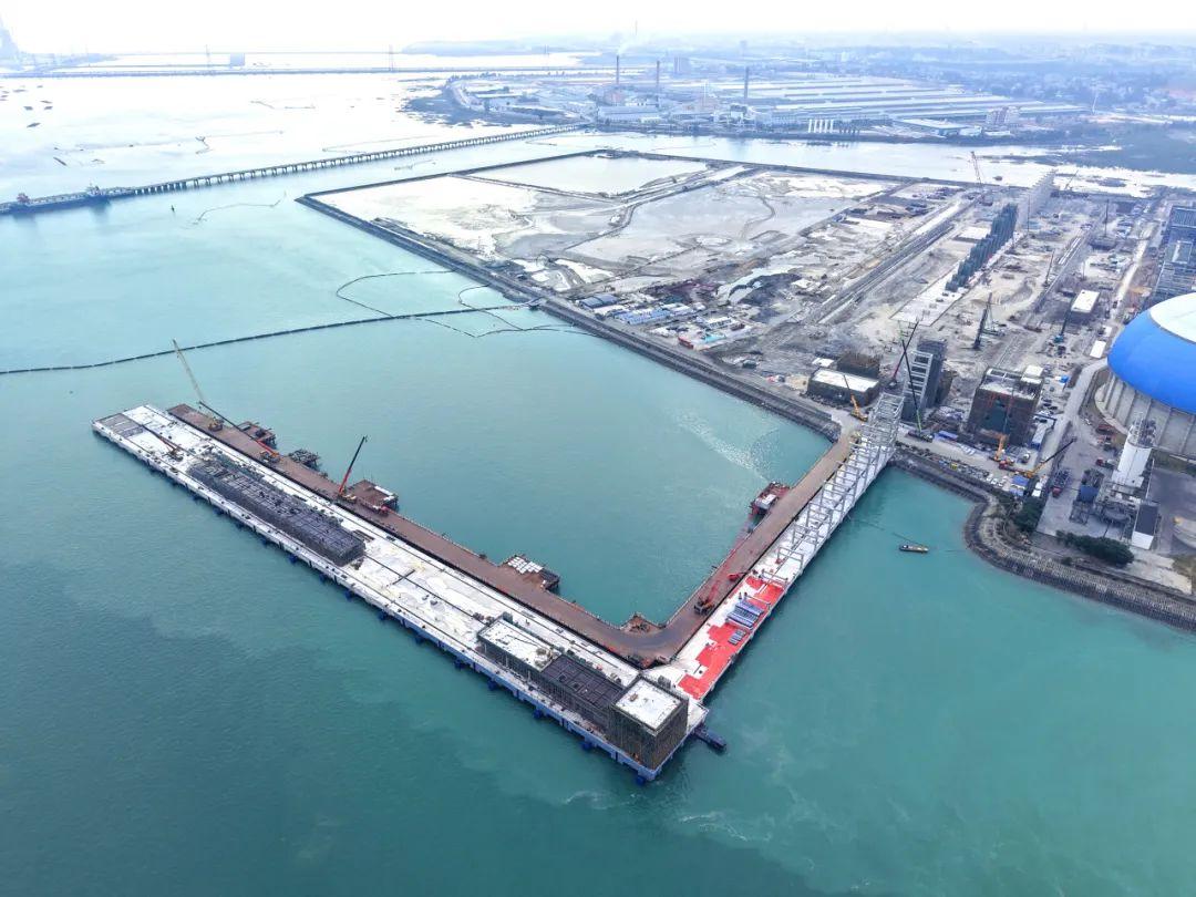 广西首座20万吨级高桩码头主体完工