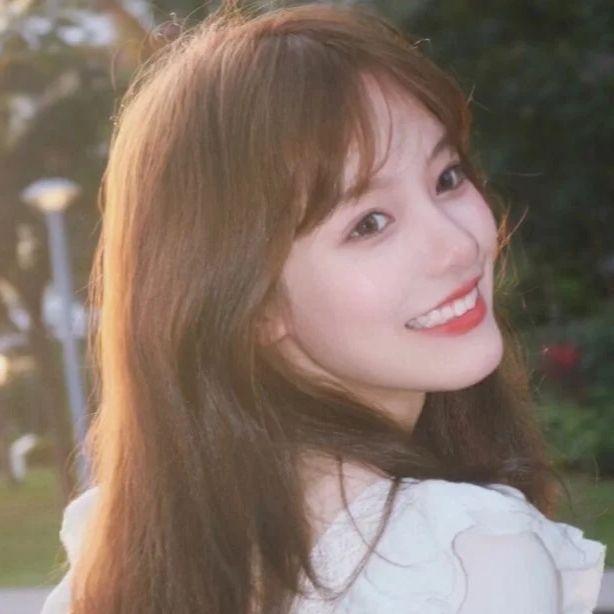 有没有爱笑女生真人头像最好是高清 无水印的!