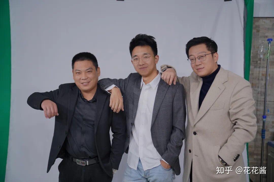 如何看待导演张策不再担任朱一旦枯燥生活的导演对于双方来说是双赢