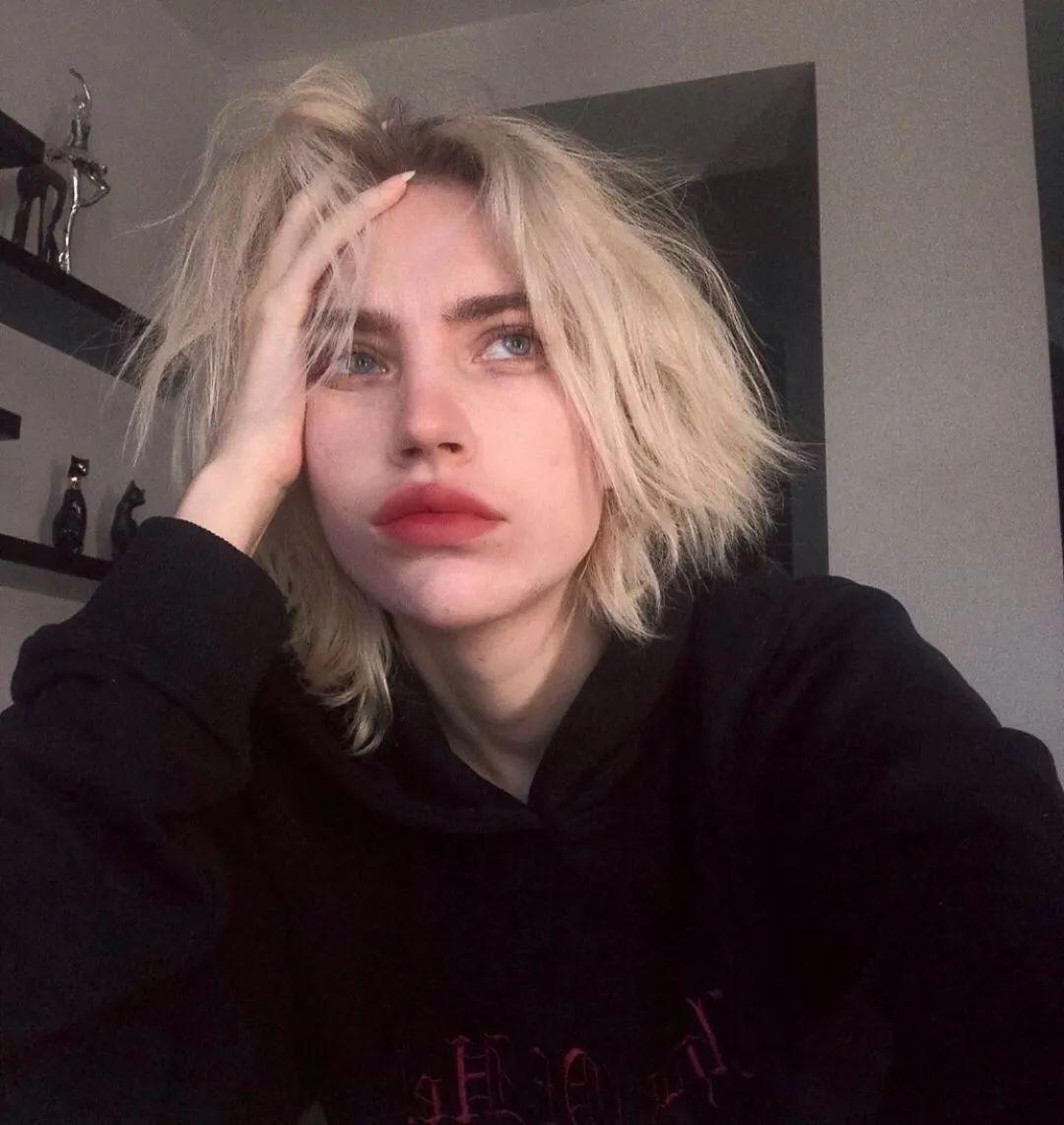 请问有黄头发的女生头像吗? - 知乎