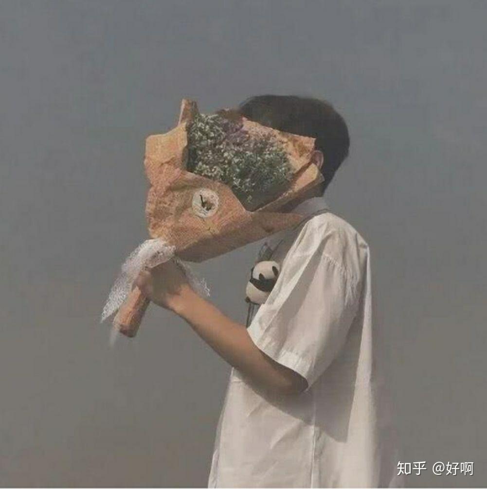 有没有男生闻花或者戴花,挂花的头像,只要与花有关的男头都可以,?