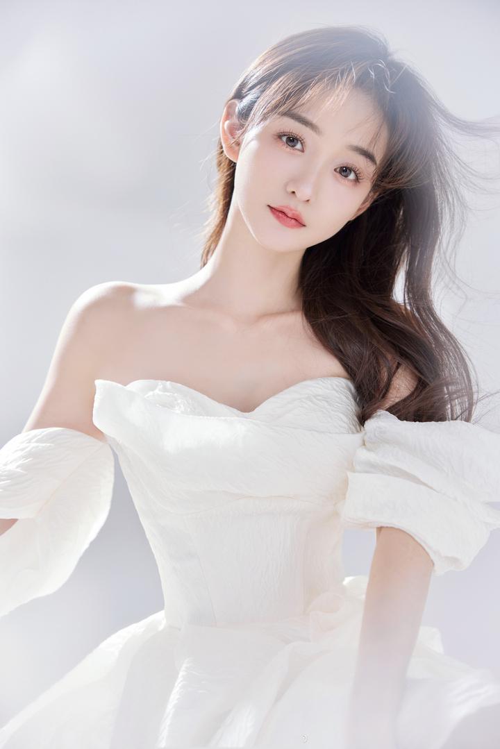 何泓姗纯净私服美照,一袭白色长裙曼妙轻盈,尽显唯美浪漫格调