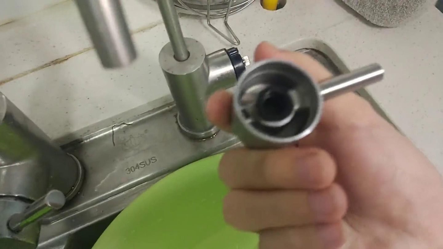 无意间扯下了家里小米厨下净水器的水龙头，发现不是一个普通的水龙头，里面暗藏玄机，还有有磁铁感应