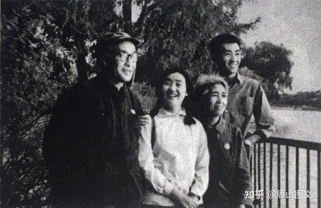 其中大儿子谢钢(上图右一)子承父业,也成为了一